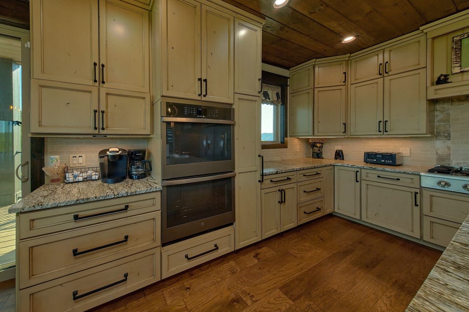 6 bedroom cabin with double ovens in kitchen