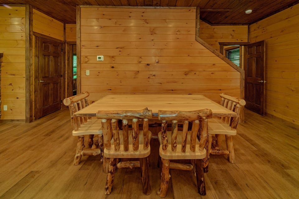 4 Bedroom Cabin with Dining Table Seating 6