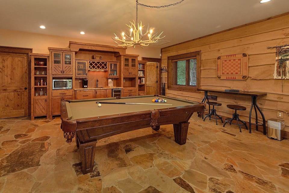 4 bedroom cabin with pool table and game room
