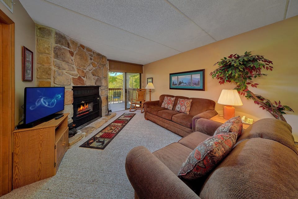 2 Bedroom Gatlinburg Condo with Mountain View