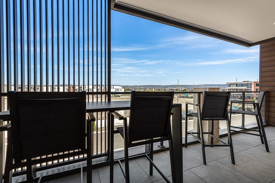Alfresco balcony dining beneath open coastal sky