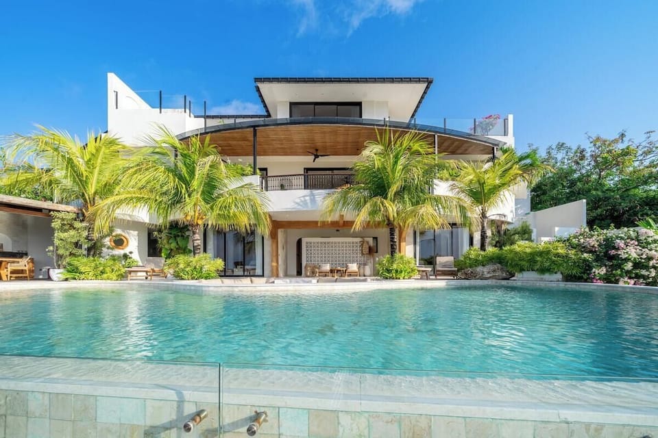 Stunning Villa: Dive into luxury with a private pool surrounded by lush tropical gardens!