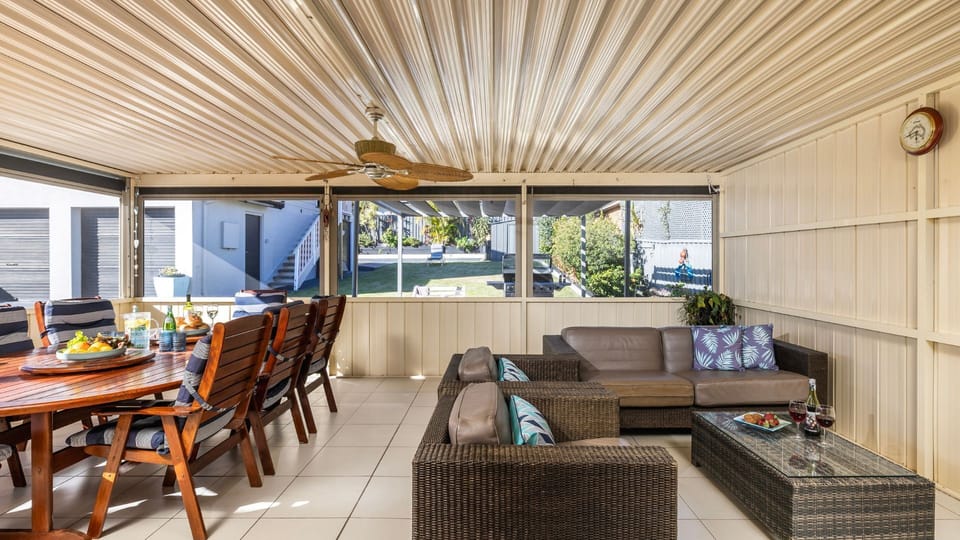 Joy on Shoal Shores | Screened alfresco dining | Outdoor lounge | Ceiling fan
