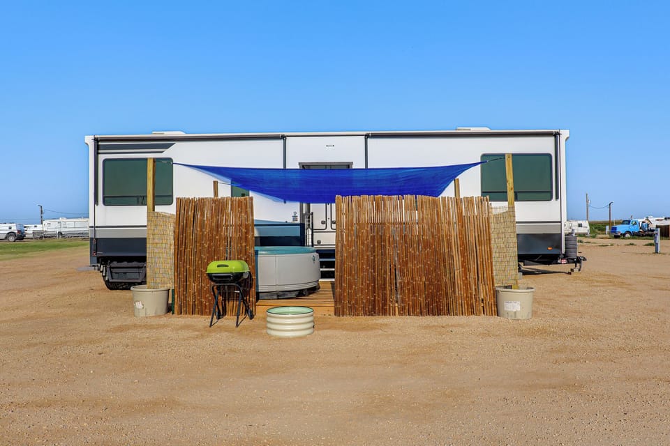 Property Exterior | Single-Level RV w/ Loft