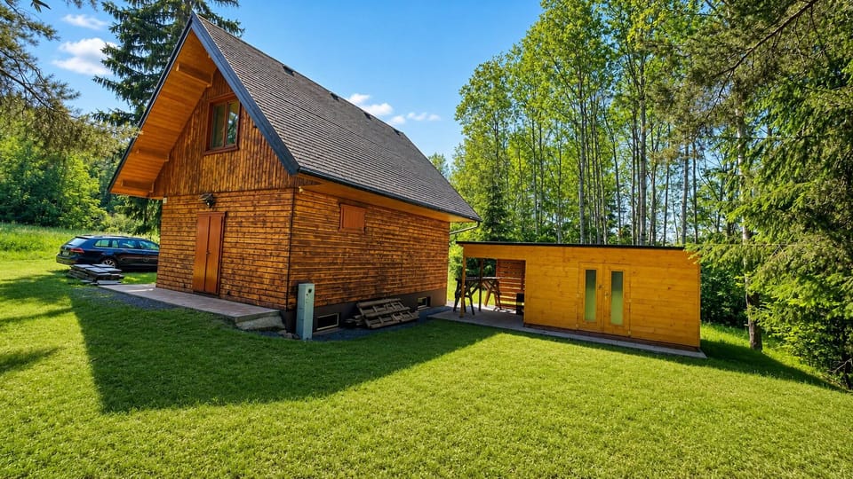 Charming woodland cabin with spacious lawn and serene forest setting