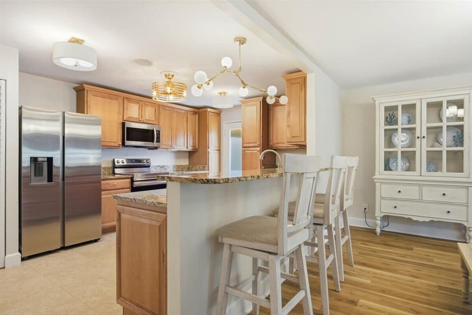 Full kitchen w/ Keurig coffee maker, bar seating for 3 & washer/dryer