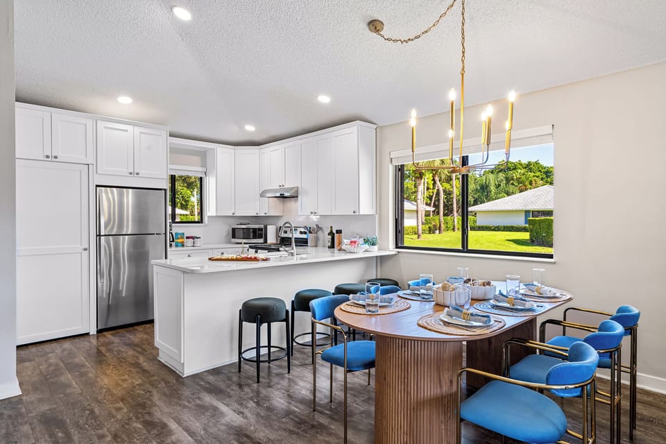 Open floor concept, dining and kitchen