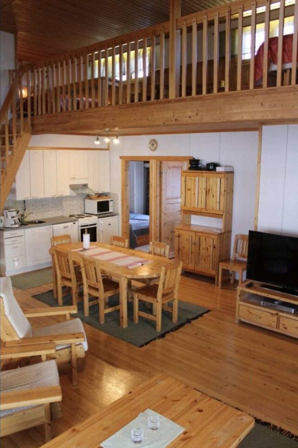 Fully equipped kitchen with an oven, microwave and a dining table.
