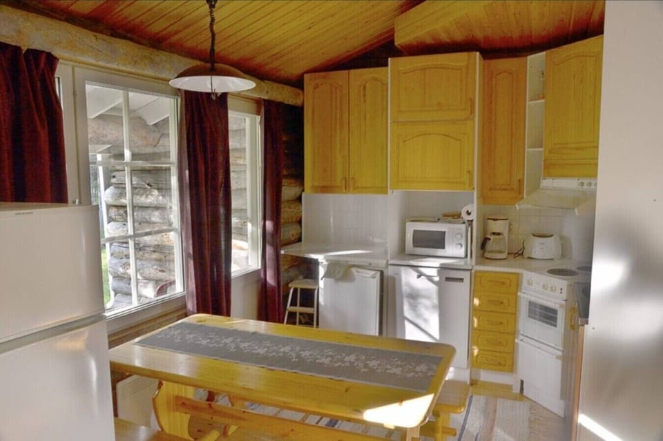 Kitchen with dining bar and appliances