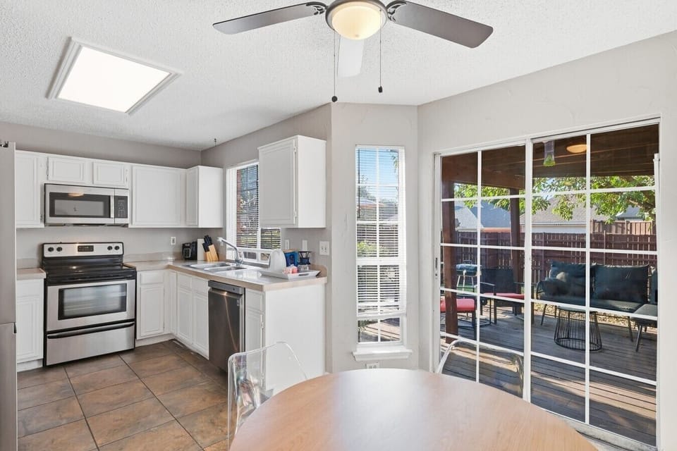 Eat-in kitchen