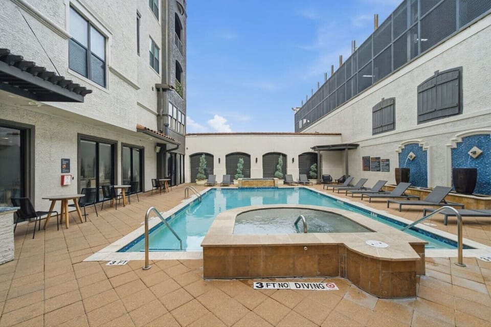 Outdoor Pool & Hot Tub