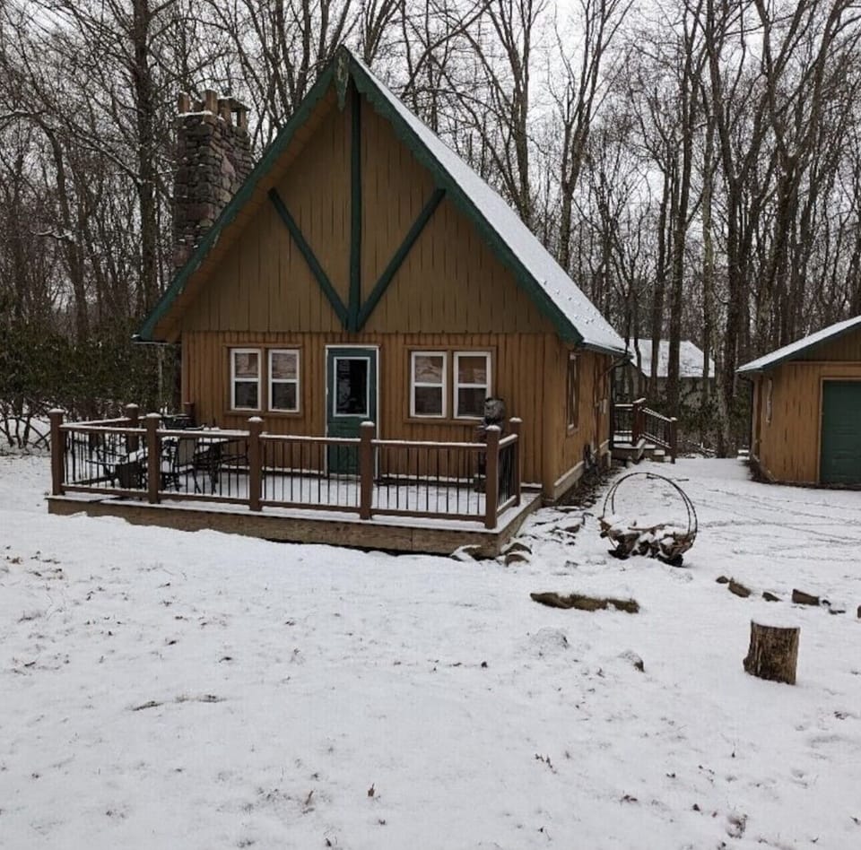 Picturesque view of Cozy Cub in Winter.