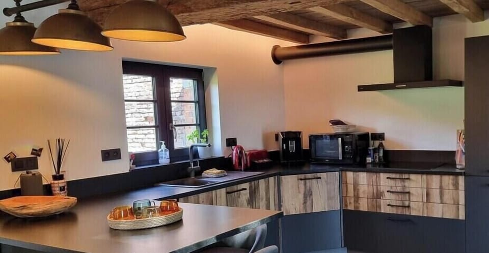 Fully equipped open-plan kitchen, connected to the living area, dining room, and lounge.