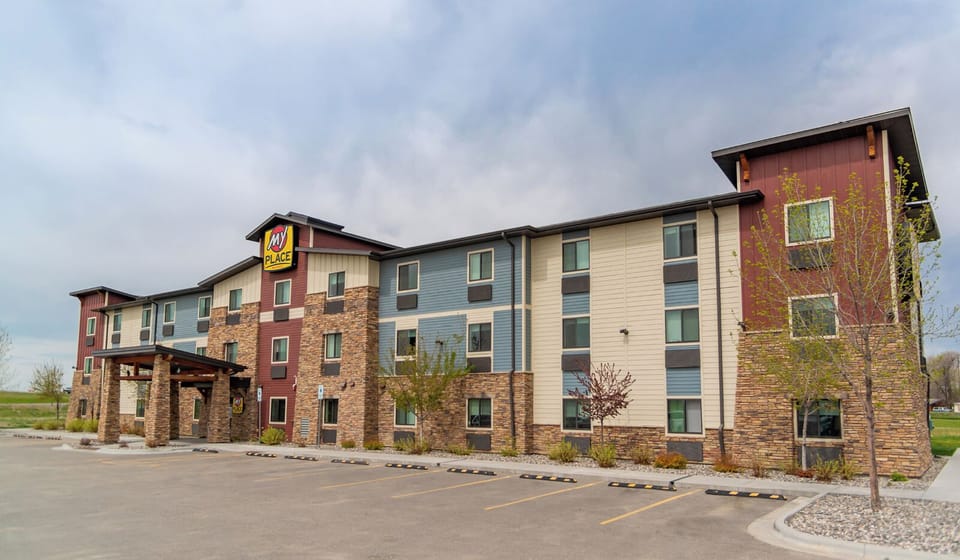 Pull up easily to a modern hotel with simple parking.