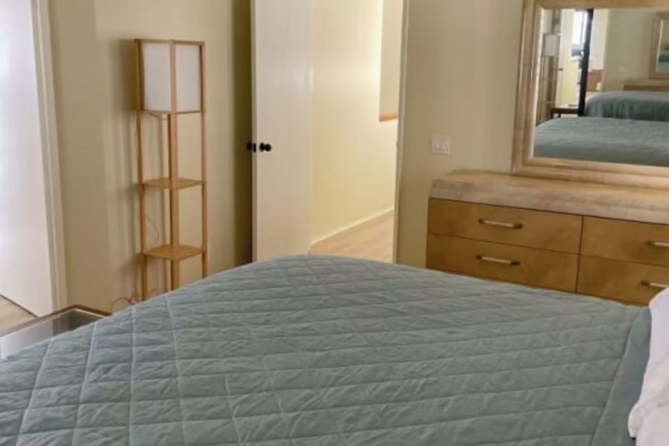 Beachfront 4BR rental on the Mission Beach Ocean Front Boardwalk. Amazing views! Apartment in Mission Beach