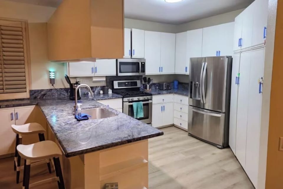 Beachfront 4BR rental on the Mission Beach Ocean Front Boardwalk. Amazing views! Apartment in Mission Beach