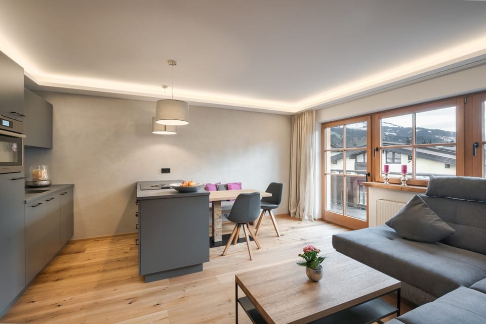 Bright vacation rental in Kirchberg with south-facing balcony, mountain views and central location, ideal for car-free stays in the Brixental.