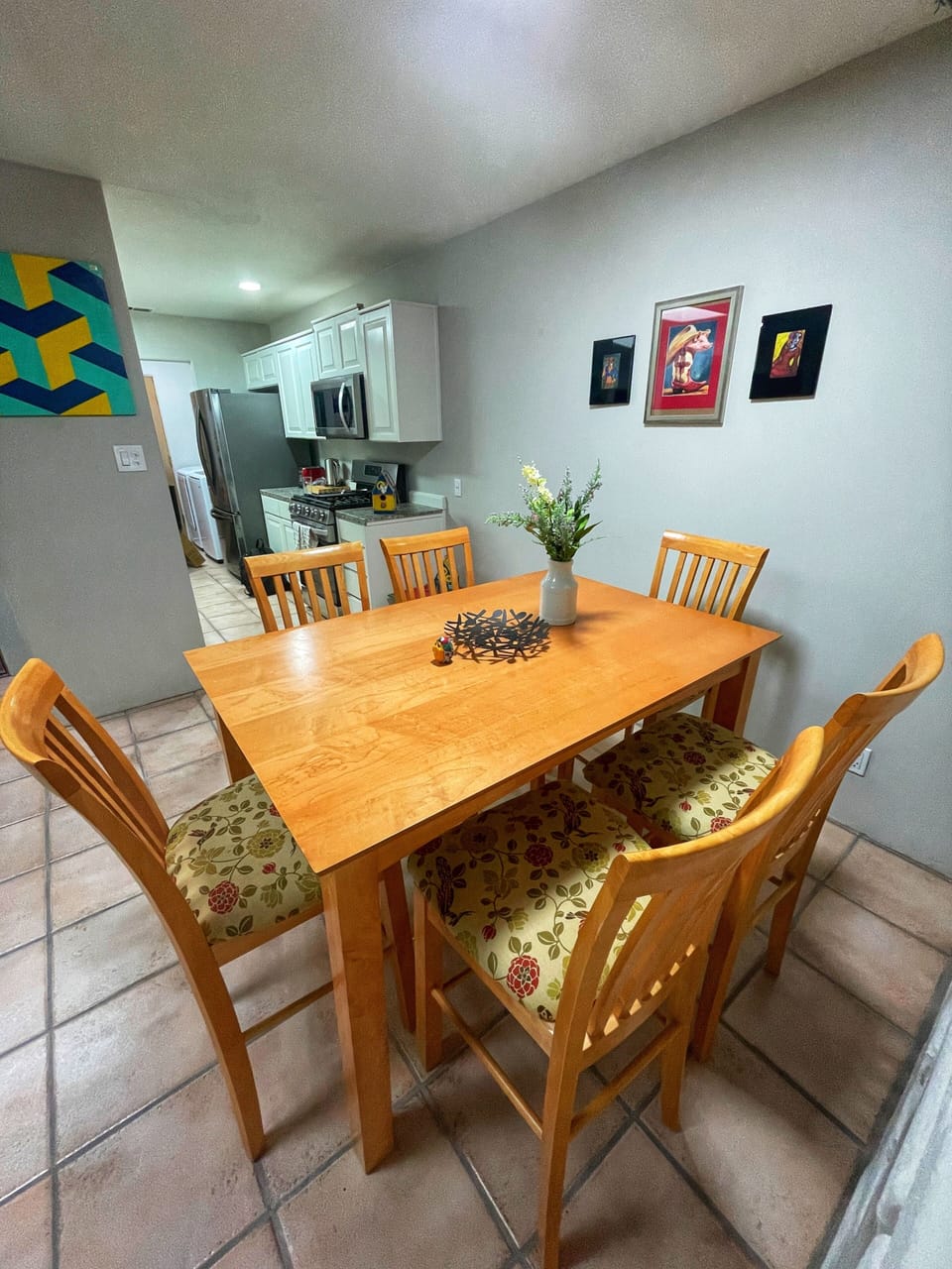 Beautiful dining room set that seats six