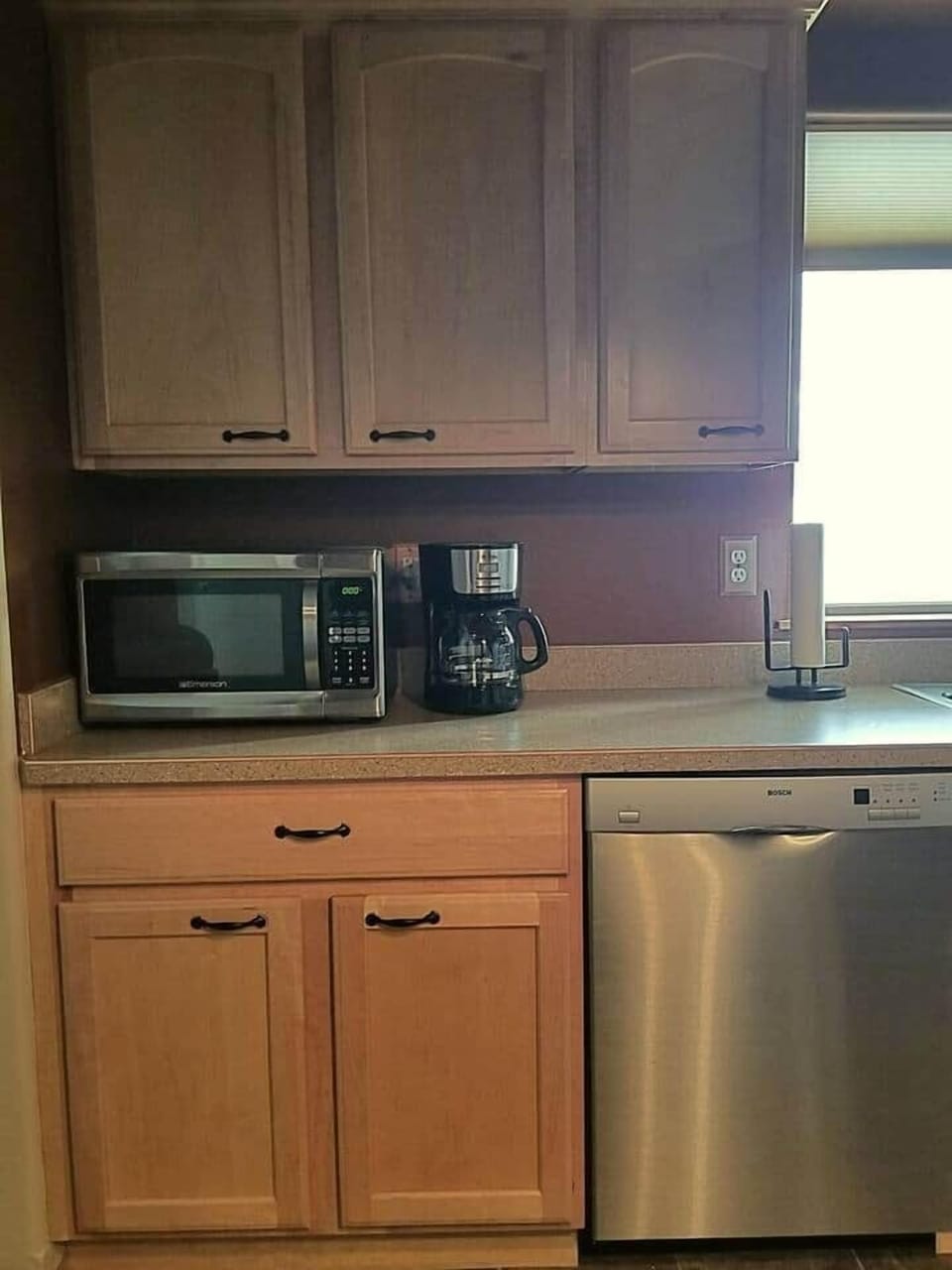 Kitchen breakfast area and dishwasher. Fresh coffee beans always ready to be ground and brewed.  Powdered optionsnfor the less enthusiastic. But we dont discriminate. We provide a teapot and tea options as well.
