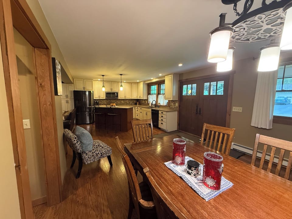 Dining to Kitchen