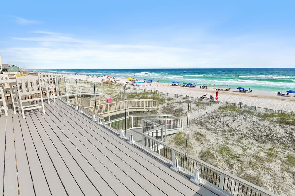 Green Reef 6 has a new New Main-Floor patio off main living area has modern glass railings to maximize the view