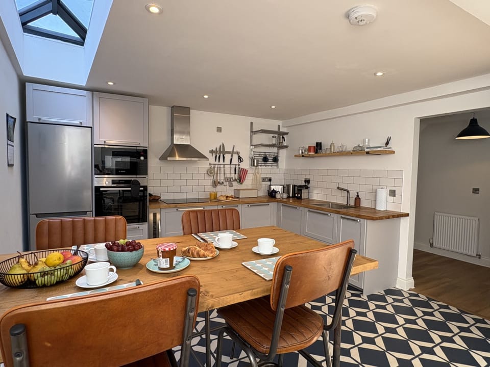 Coach House Retreat, Beaminster: The dining area is a great space for gathering together