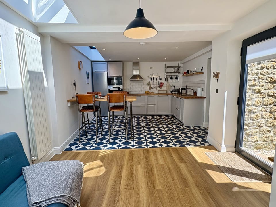 Coach House Retreat, Beaminster: Step through to the kitchen from the sitting area