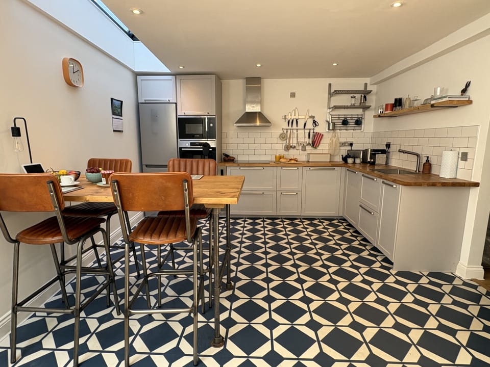 Coach House Retreat, Beaminster: The well-equipped kitchen and dining area