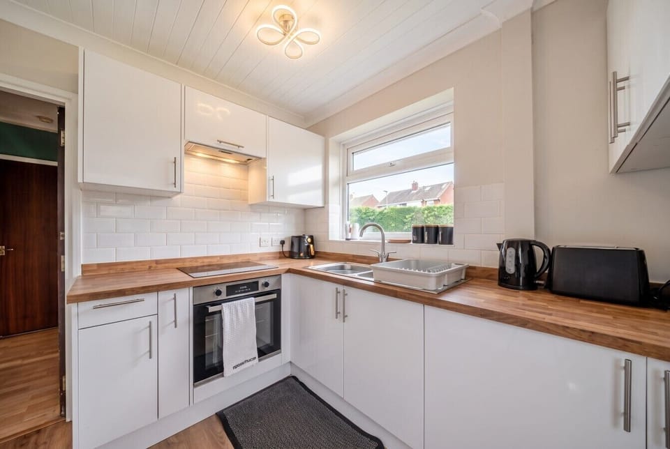 Cook with ease in the bright kitchen with hob, oven and sunny window