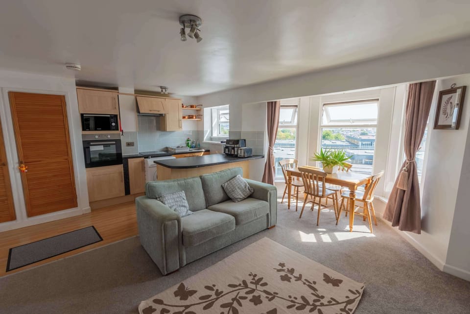 Come back to your own space at the end of the day, put your feet up in the lounge and enjoy the convenience of having the kitchen and dining area just steps away.