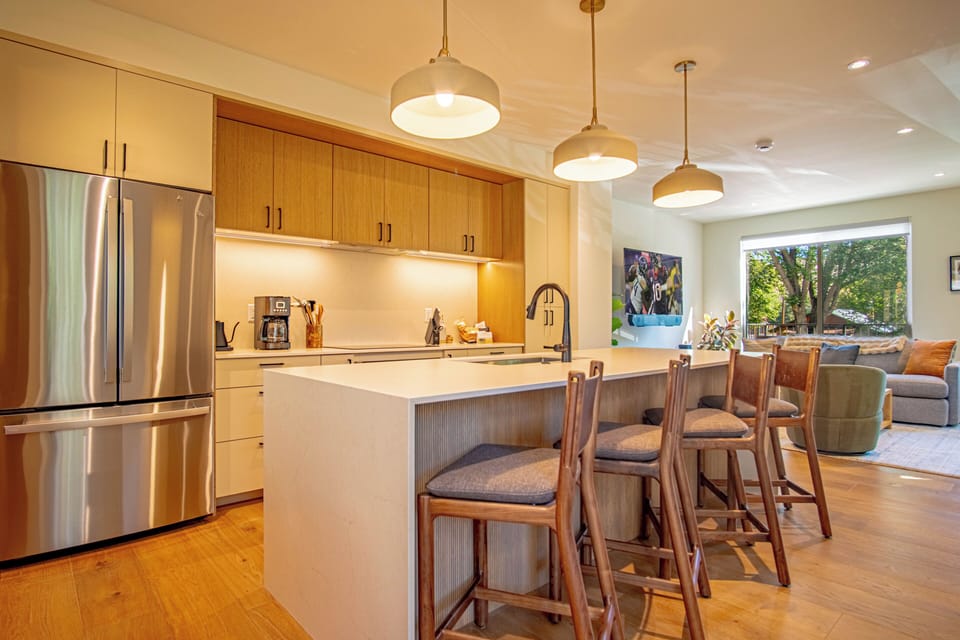 Kitchen Island with seating at bar for 4