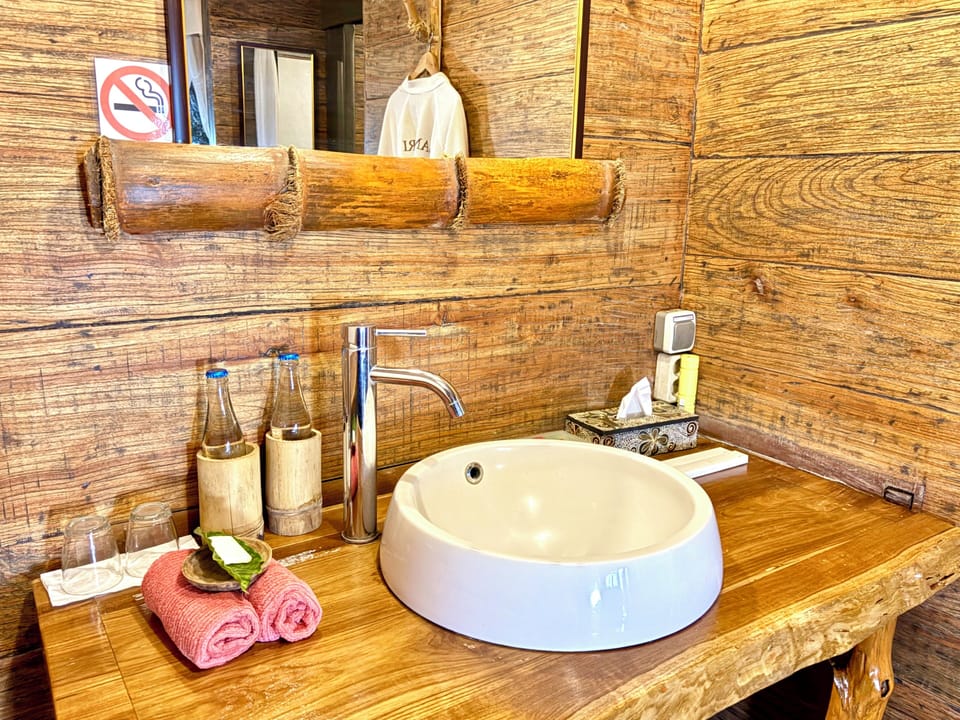Wastafel, amenities, mineral water, glass, hand towel, tissue, tooth brush