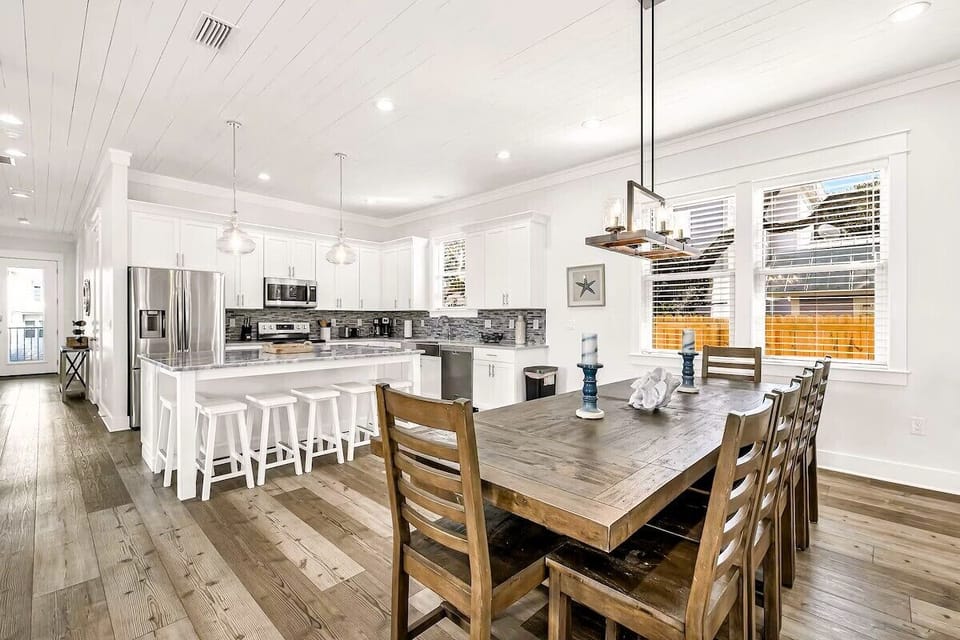 Main Living Space: Expansive open layout seamlessly linking the living room, kitchen, and dining area. Specially designed to accommodate large groups and multi-generational family beach trips with maximum ease.