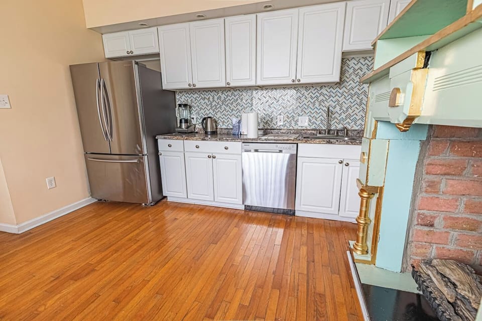 A second fully equipped kitchen in Unit A gives your group extra flexibility for cooking, dining, and longer stays.