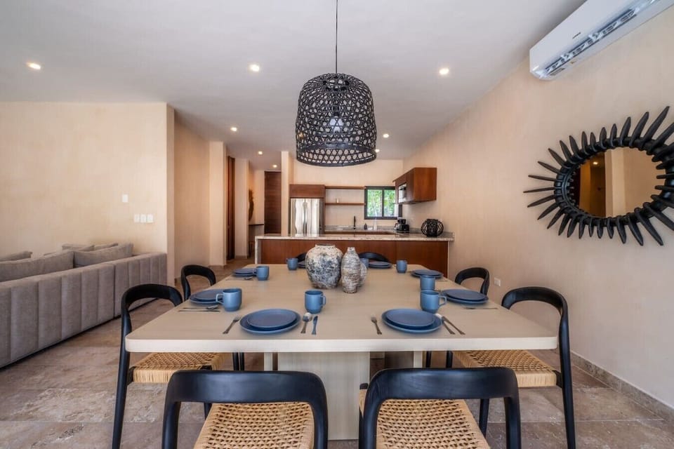 Share memorable meals around the dining table in this bright open-concept space, perfect for families and groups.