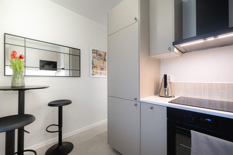 The separate kitchen is fully equipped and has a small dining table for those quick breakfast moments