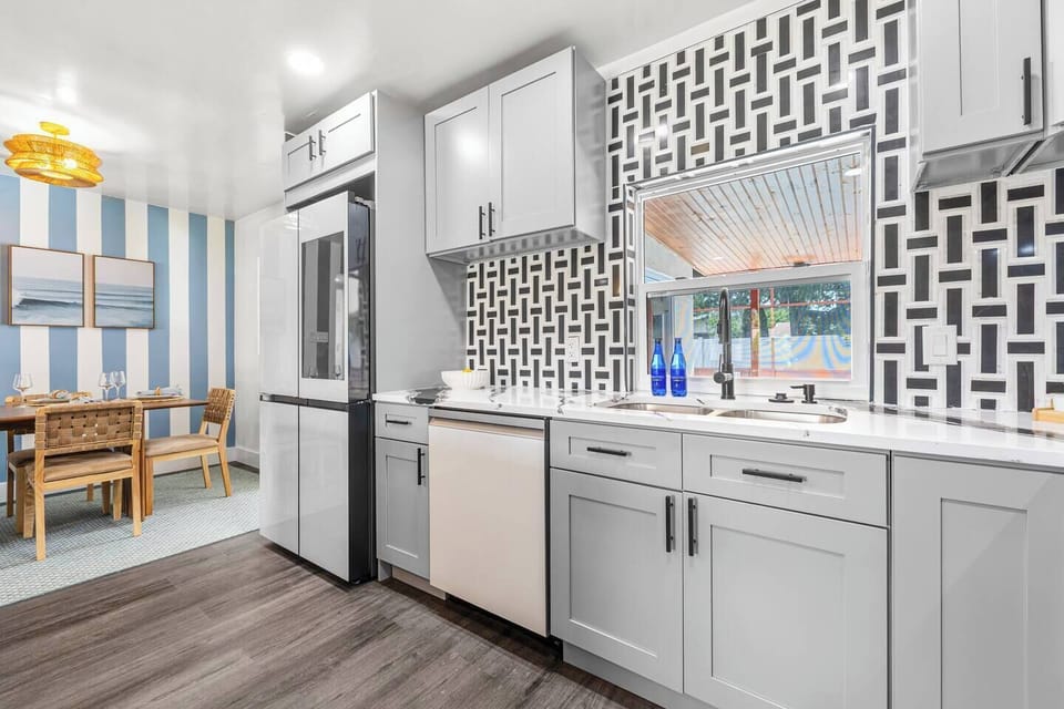 Kitchen: Modern appliances and stylish decor create a perfect space for culinary adventures!