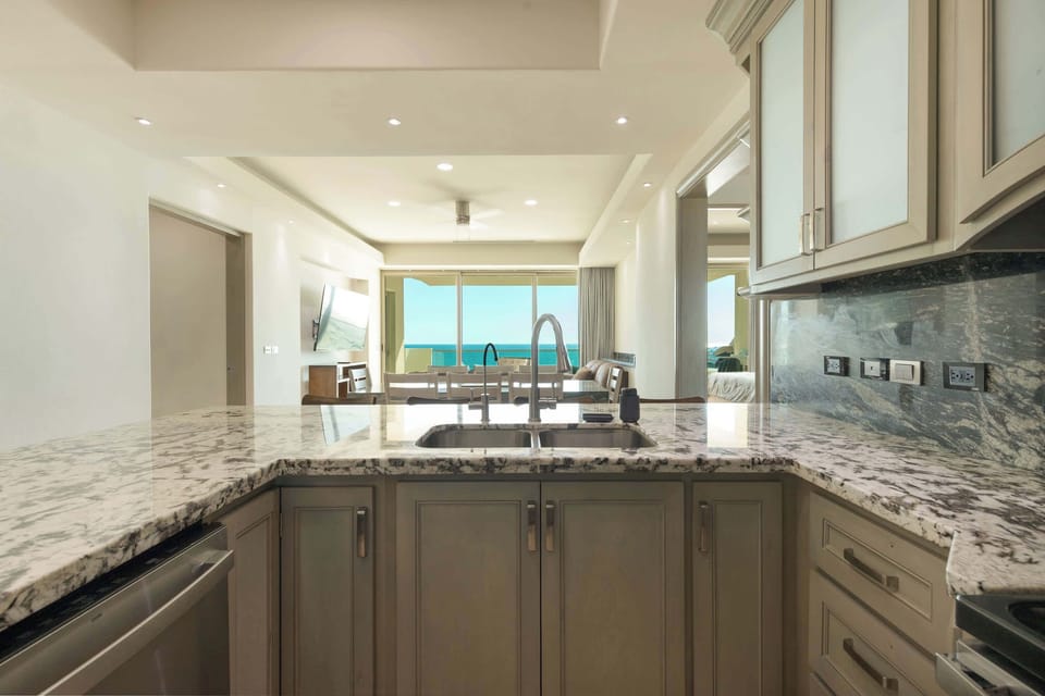 Make every meal part of the vacation experience! 🍽️🌴 With a beautiful kitchen and stunning ocean views, even cooking feels like a getaway. 🌊☀️🏖️✨