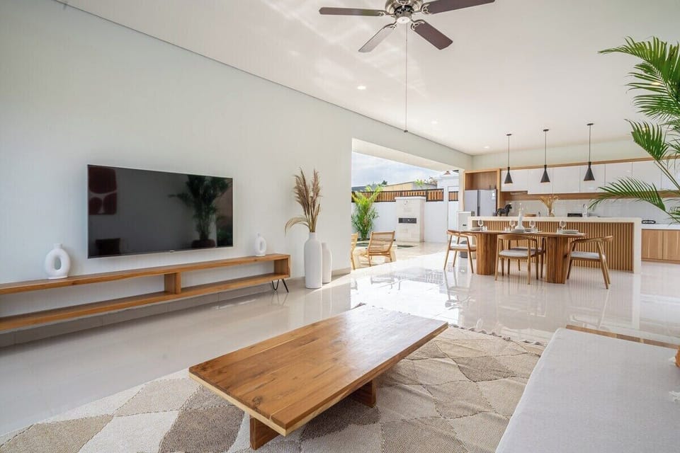 Living Room Oasis: Bright space with sleek furniture and seamless indoor-outdoor flow!