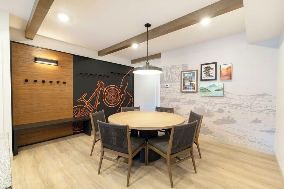 aArlZ5lEekyLxL8olYcHsA_Three-Bedroom-Suite-Dining-Eddie-Bauer-Adventure-Club-Moab