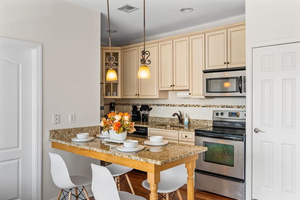 Prepare breakfast in the full kitchen and enjoy it together at the nearby dining table.