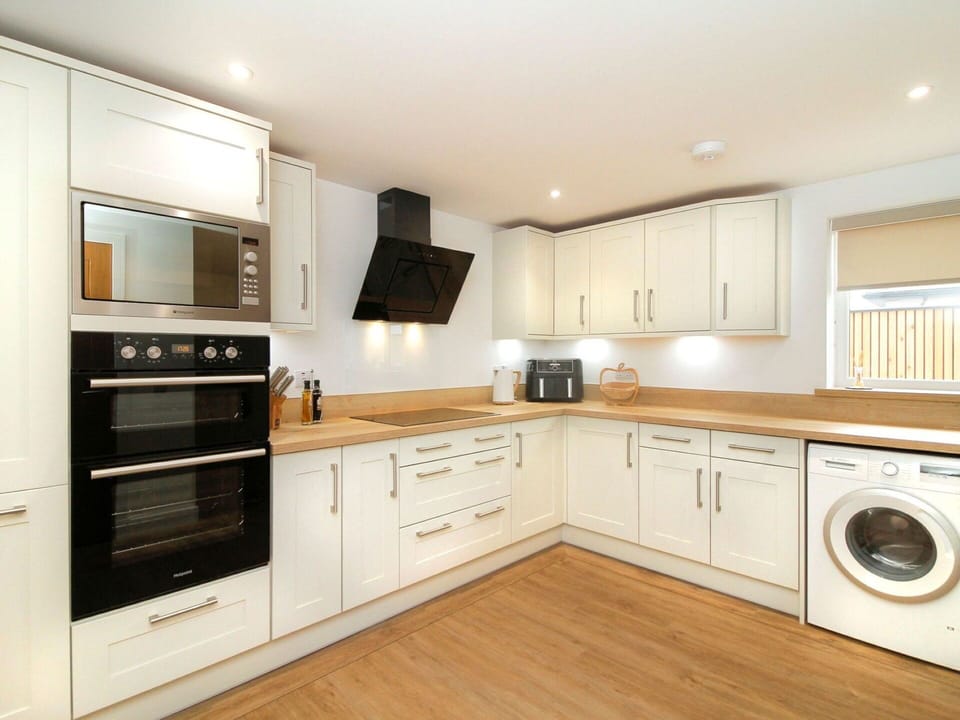 Flooring, Interior Design, Kitchen, Countertop, Wood, Cabinetry, Floor, Ceiling, Major Appliance, Furniture