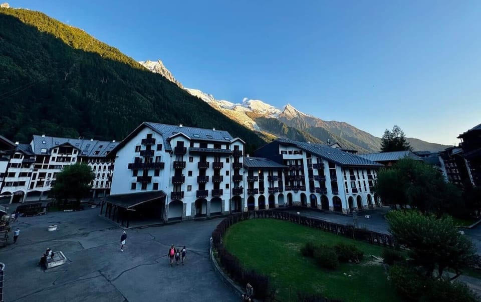 Au pied du Mont-Blanc, cette résidence au charme alpin s’ouvre sur une esplanade piétonne paisible. Idéale pour flâner en fin de journée, admirer les sommets dorés et profiter de l’atmosphère vivante de Chamonix en toute tranquillité.