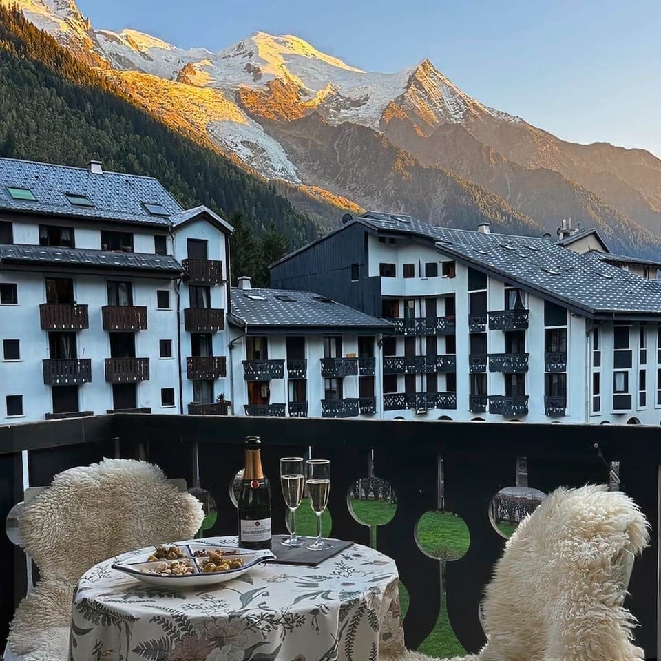 Imaginez-vous sur votre balcon, une coupe de champagne à la main, admirant le Mont-Blanc embrasé par le soleil couchant – un instant suspendu, rien qu’à vous.