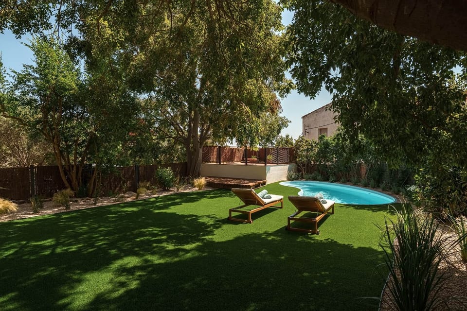 Jardín i piscina 