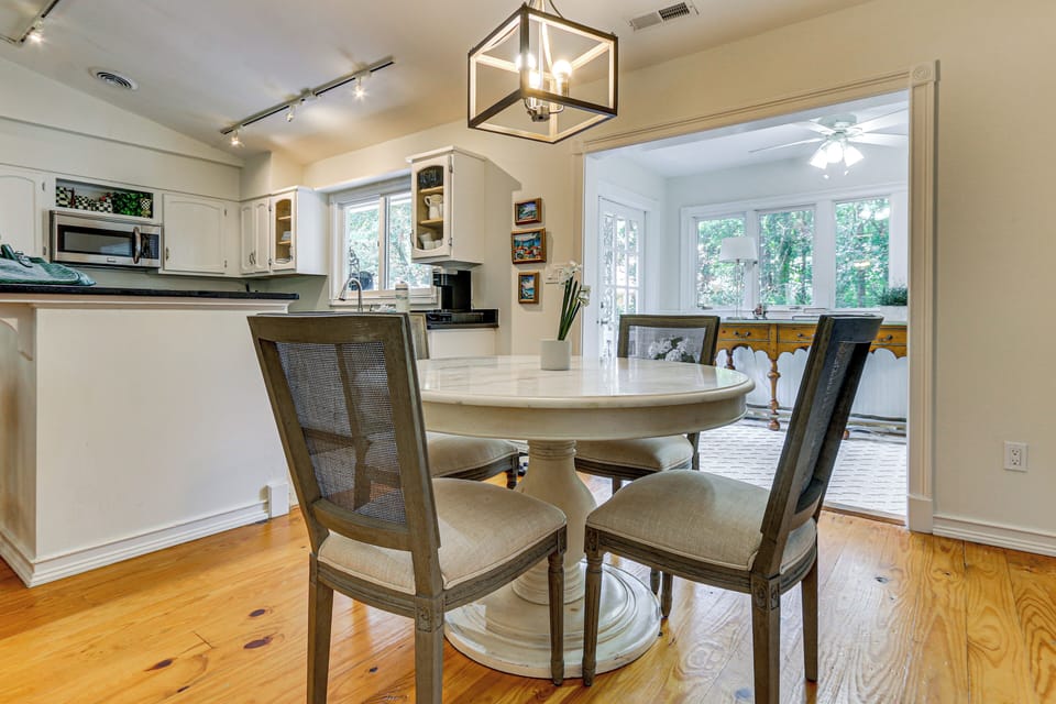 Dining Area | Dishes & Flatware Provided