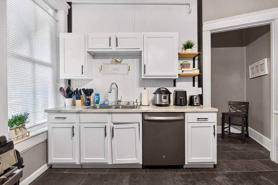 Kitchen: Bright and functional kitchen with plenty of space for preparing meals, morning coffee, or quick snacks, making it easy to feel at home throughout your stay.