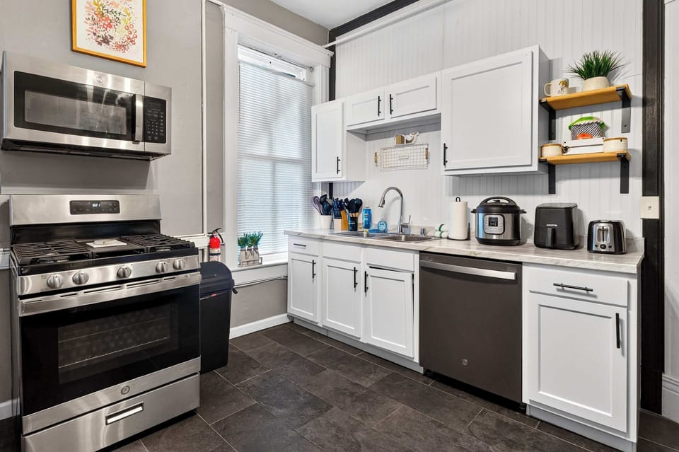 Kitchen: Bright and functional kitchen with plenty of space for preparing meals, morning coffee, or quick snacks, making it easy to feel at home throughout your stay.