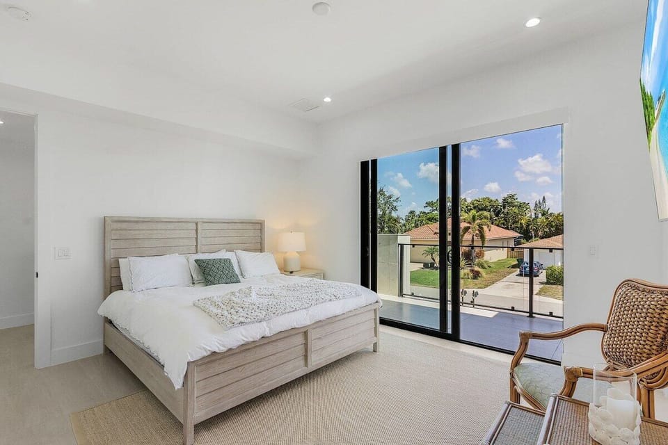 The only room on the second floor. King bed with private balcony, tv and private full bathroom.
