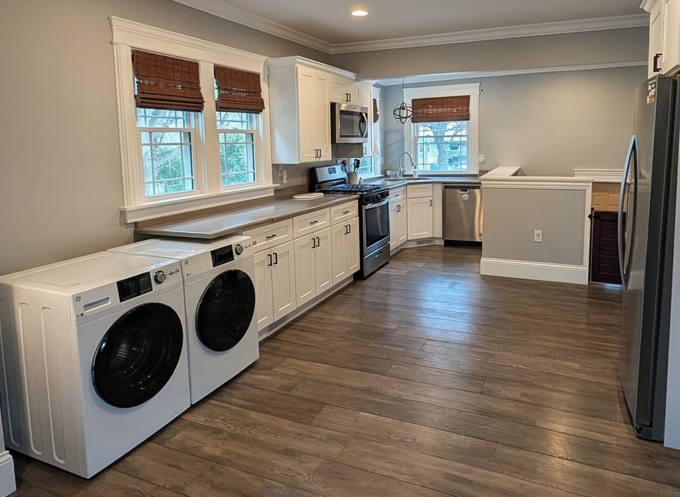 Full kitchen with dishwasher, garbage disposal, gas stove, and side-by-side refrigerator. 